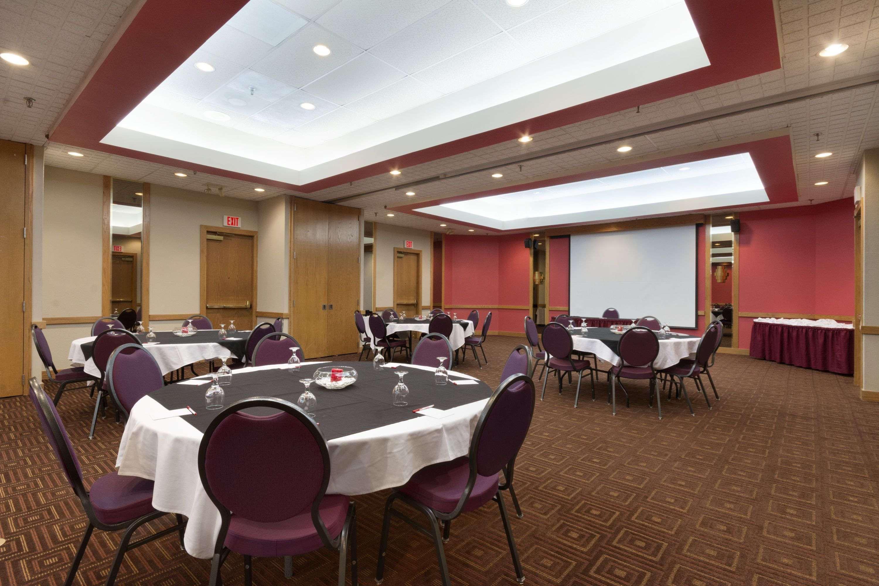 Ramada By Wyndham Raleigh Hotell Exteriör bild
